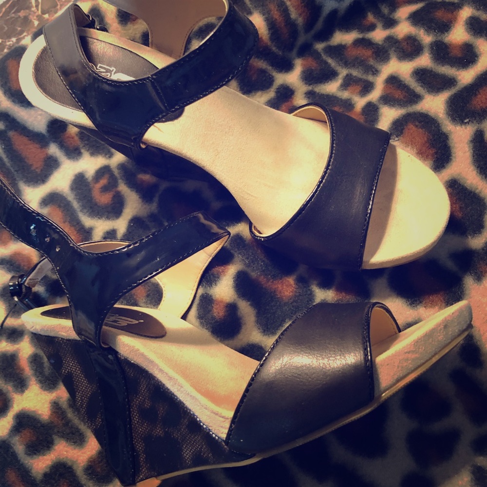 Black wedges